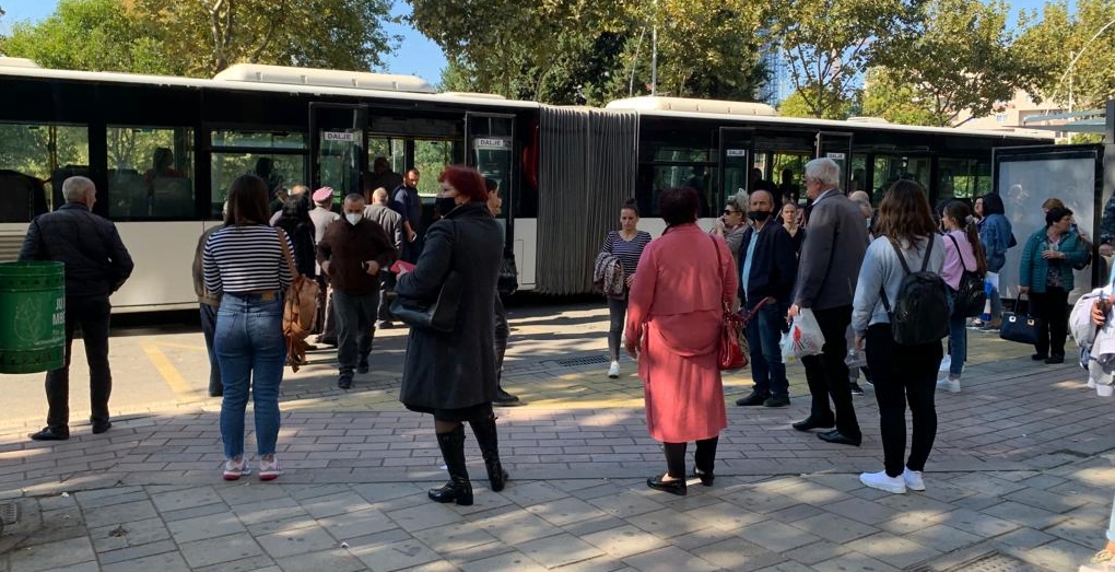 Hiqet subvencioni i pandemise per transportin urban, perkeqesohet sherbimi